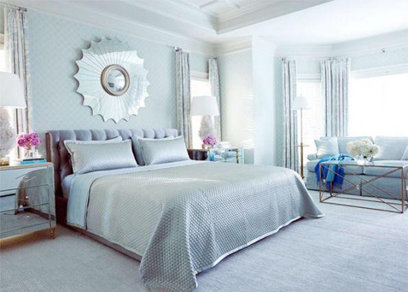 Спальня с голубыми обоями и бежевой мебелью
