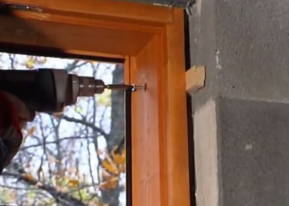 Установка пластиковых окон в кирпичных и деревянных домах